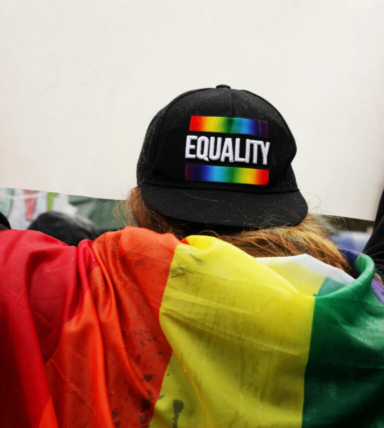Erschreckender Anstieg von Hasskriminalität gegen queere Personen | Maßnahmen zum Opferschutz vollumfänglich umsetzen